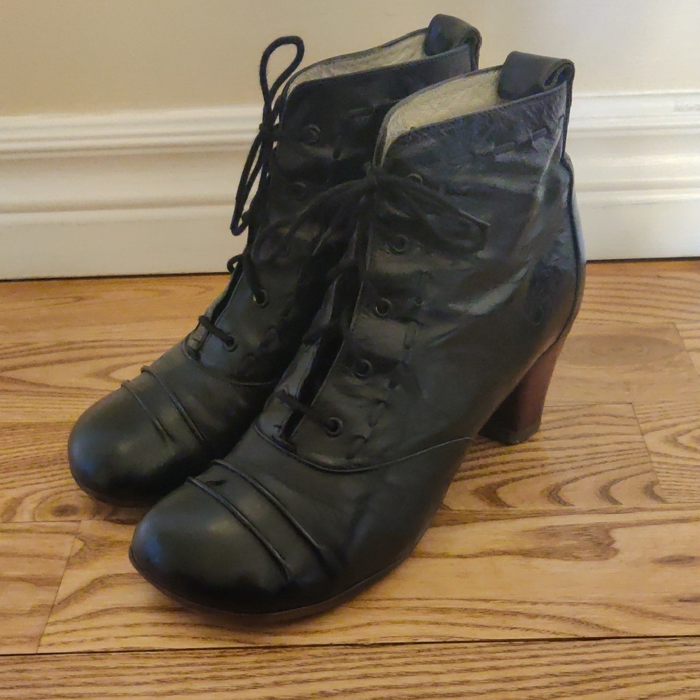 Fluevog Operetta Bartoli Black Lace-Up Ankle Boots with Chunky Heel, 8, EUC